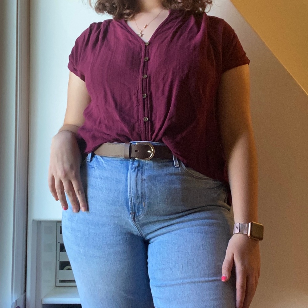 Maroon high low top w/ a V-neck & fake buttons